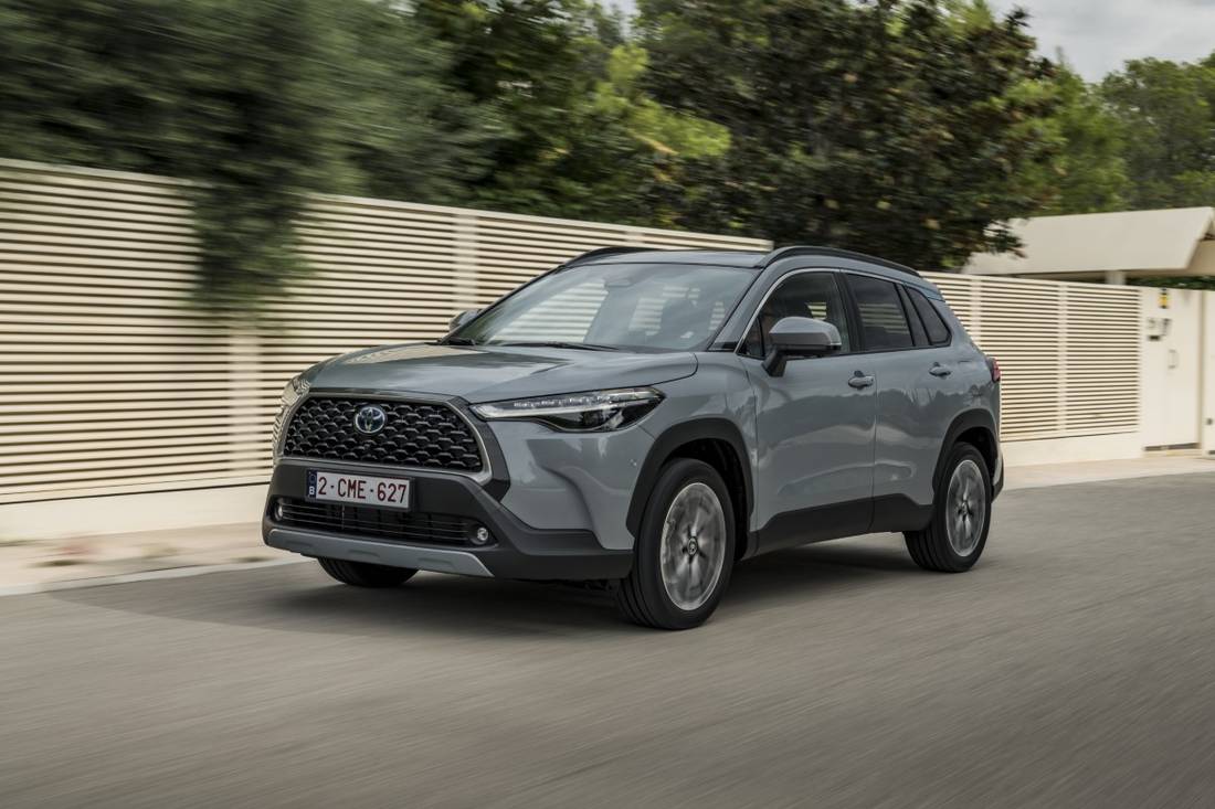 2022_COROLLA_CROSS_HYBRID_DPL_AWD_CEMENT_GREY_DYNAMIC_002