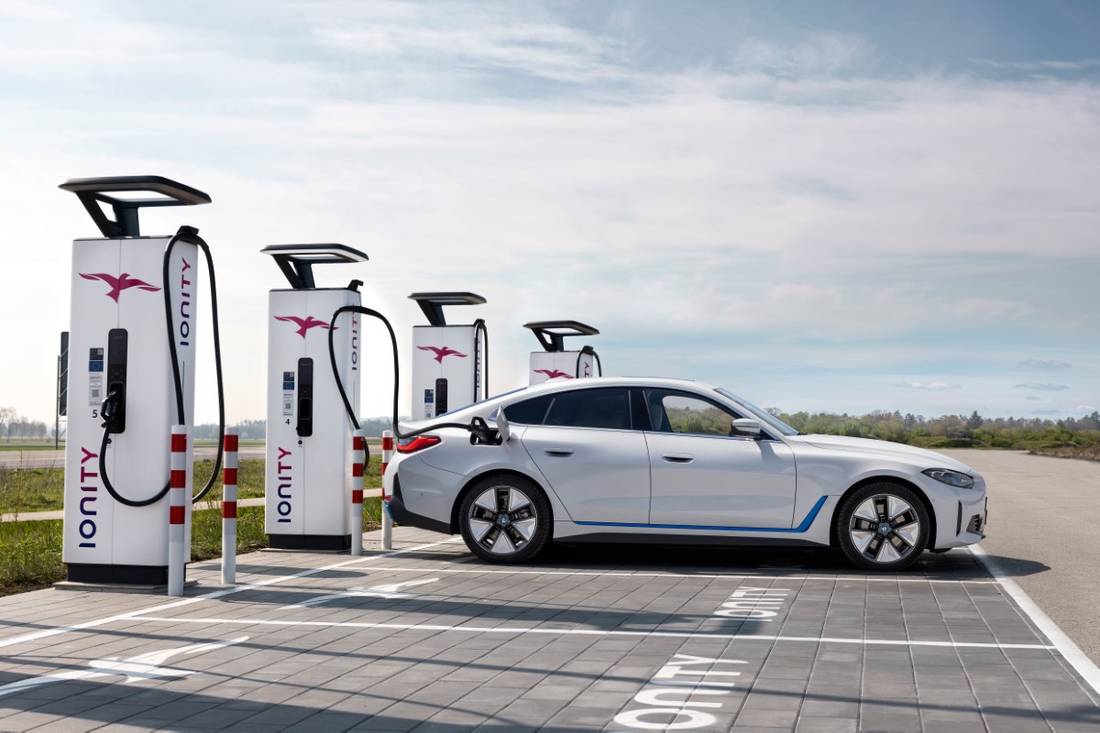 P90423605_highRes_the-bmw-i4-edrive40-