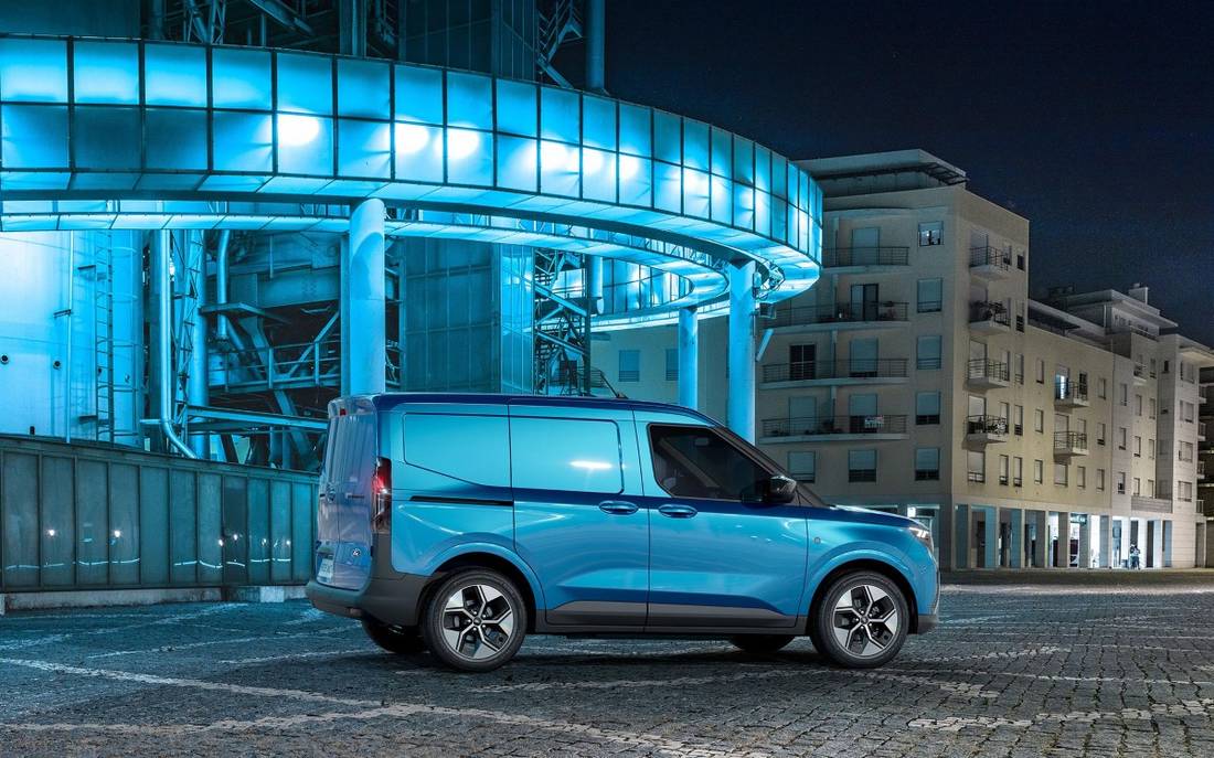 2023_FORD_E-TRANSIT_COURIER_EXTERIOR_02-LOW
