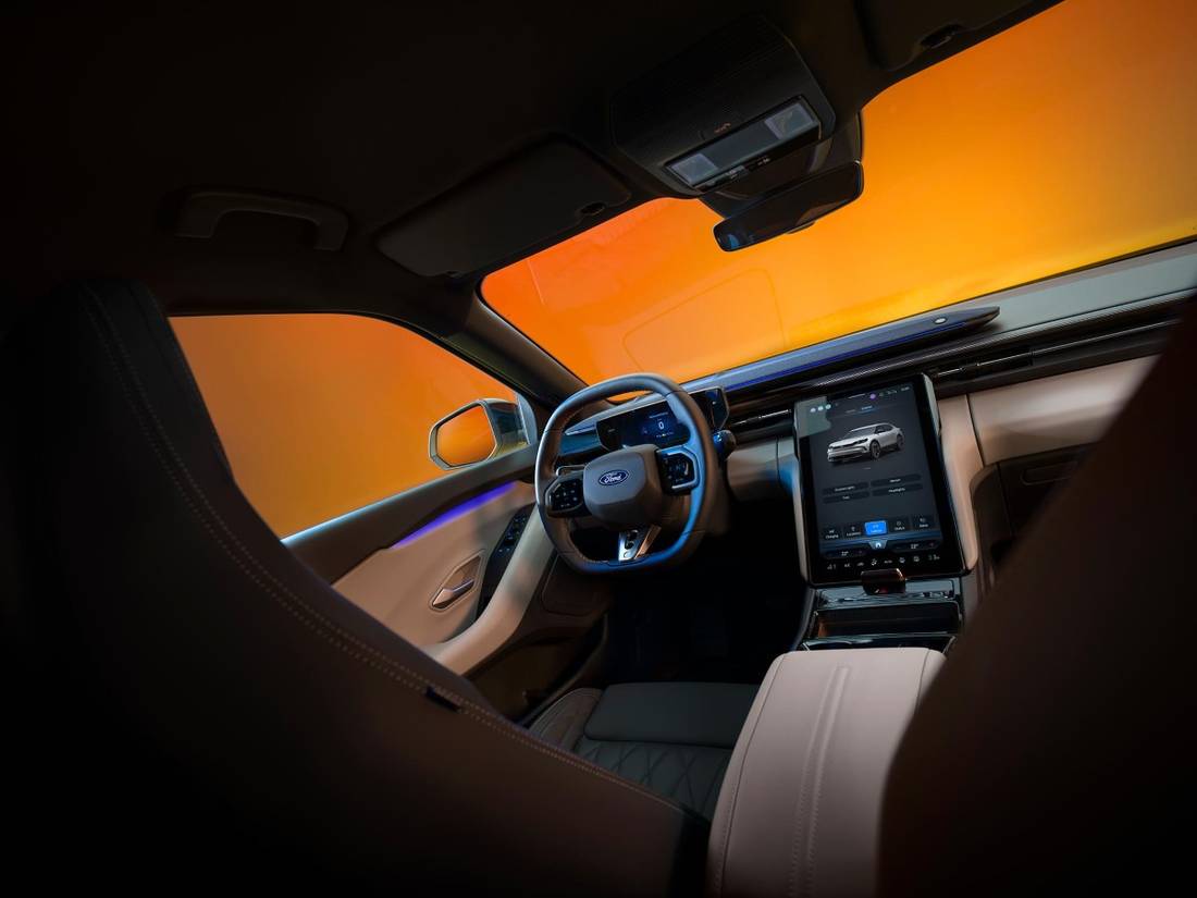 2024Ford_ElectricCapri_07-LOW