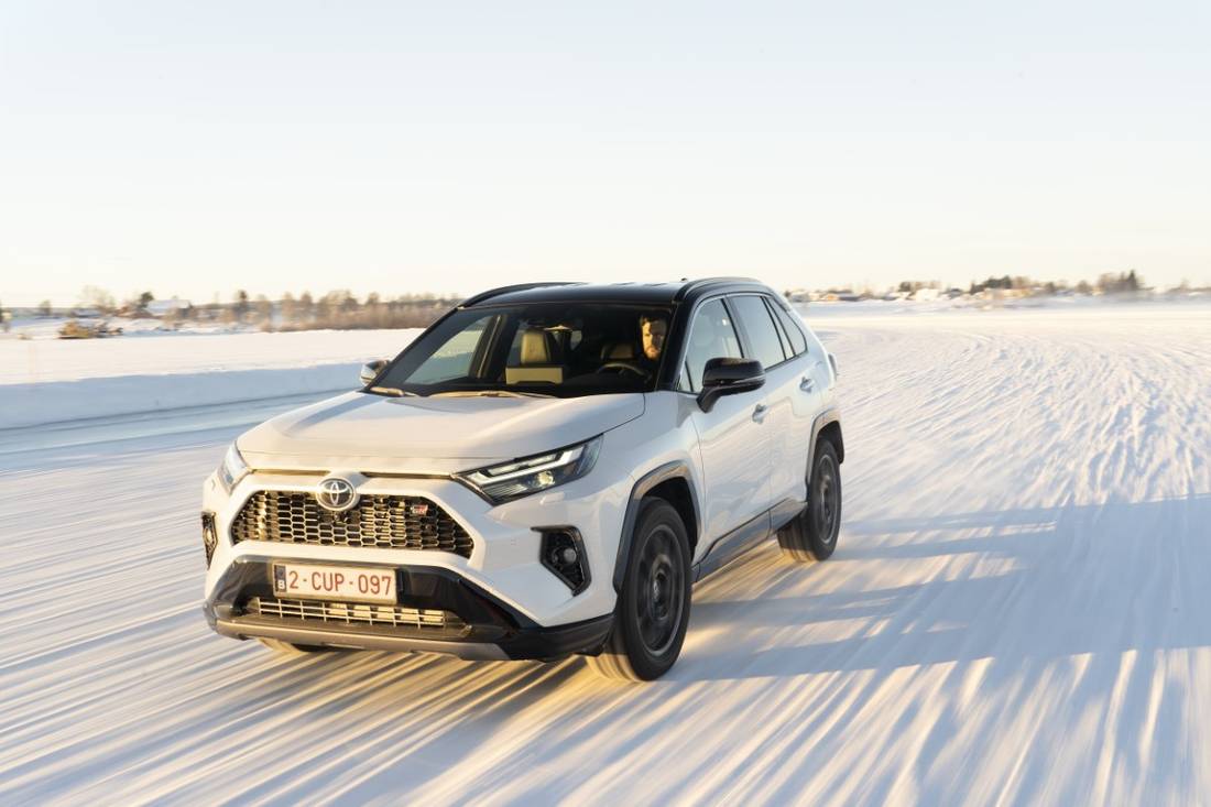 2023-rav4-hybrid-gr-sport-dynamic-026-2