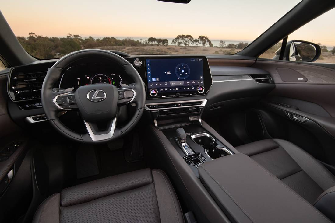 23RX_450h+_LUXURY_NORIGREEN_PEPPERCORN_PHEV0820
