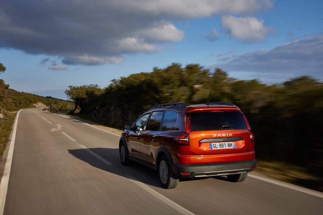 Dacia_Jogger_HYBRID_140_-_Terracotta_Brown