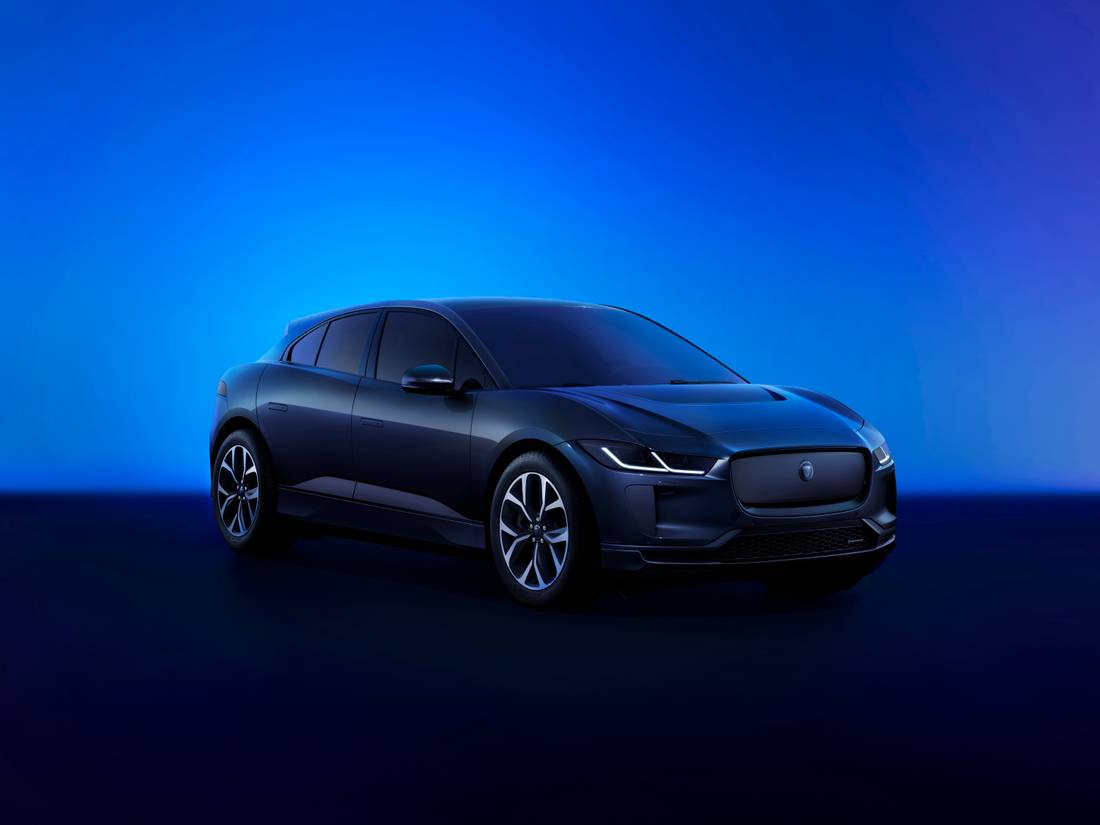 Jag_I-PACE_24MY_Exterior_Front_3Qr_HSE_027_110123