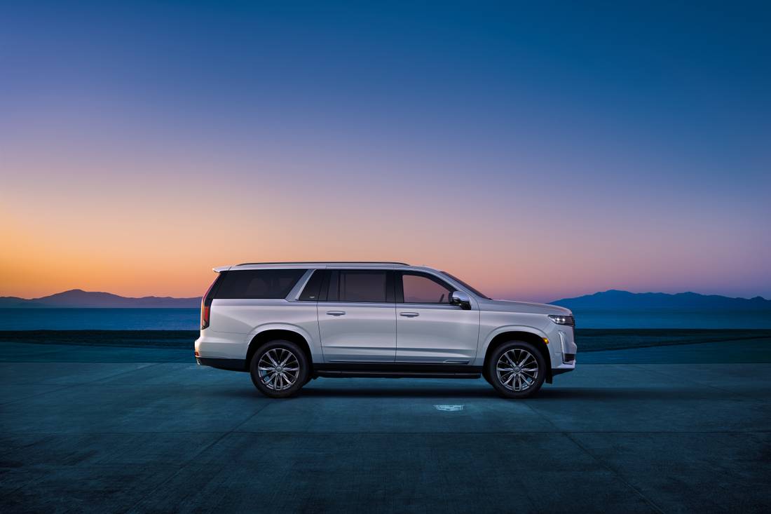 2023-escalade-esv-premium-luxury-001