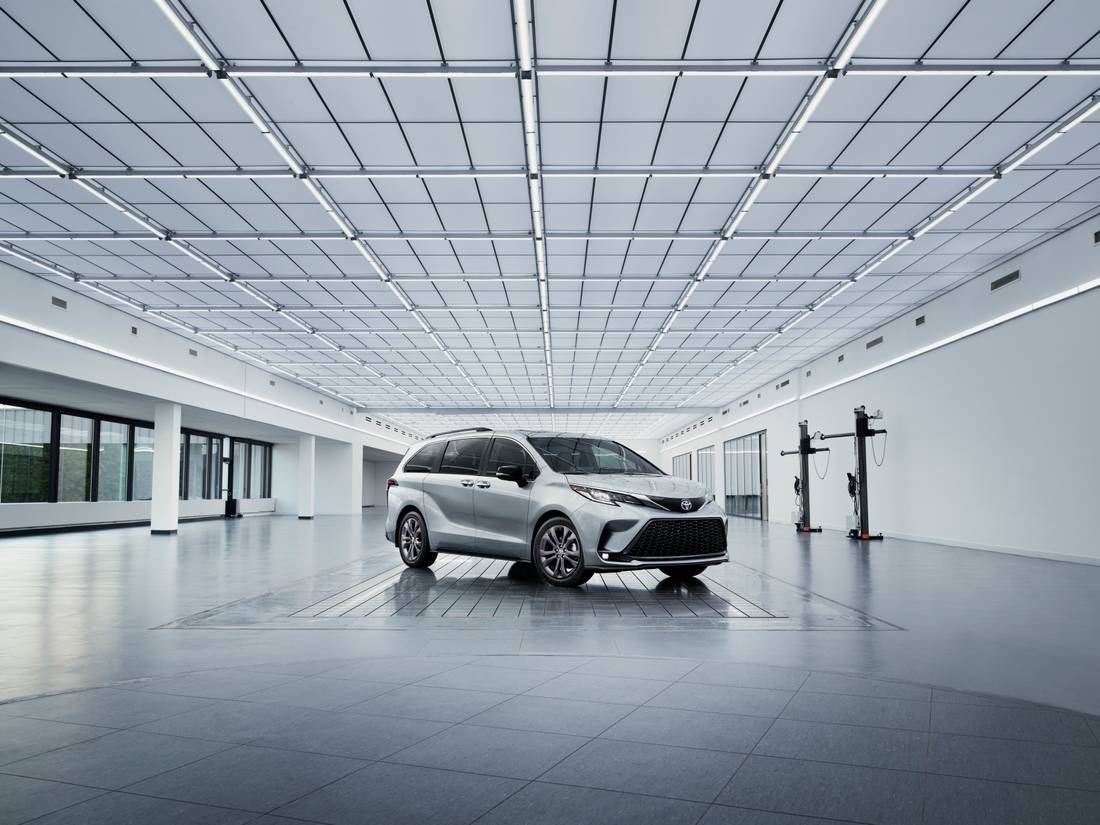 2023_Toyota_Sienna_25th_Anniversary_022