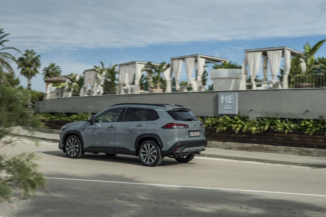 2022_COROLLA_CROSS_HYBRID_DPL_AWD_CEMENT_GREY_DYNAMIC_007