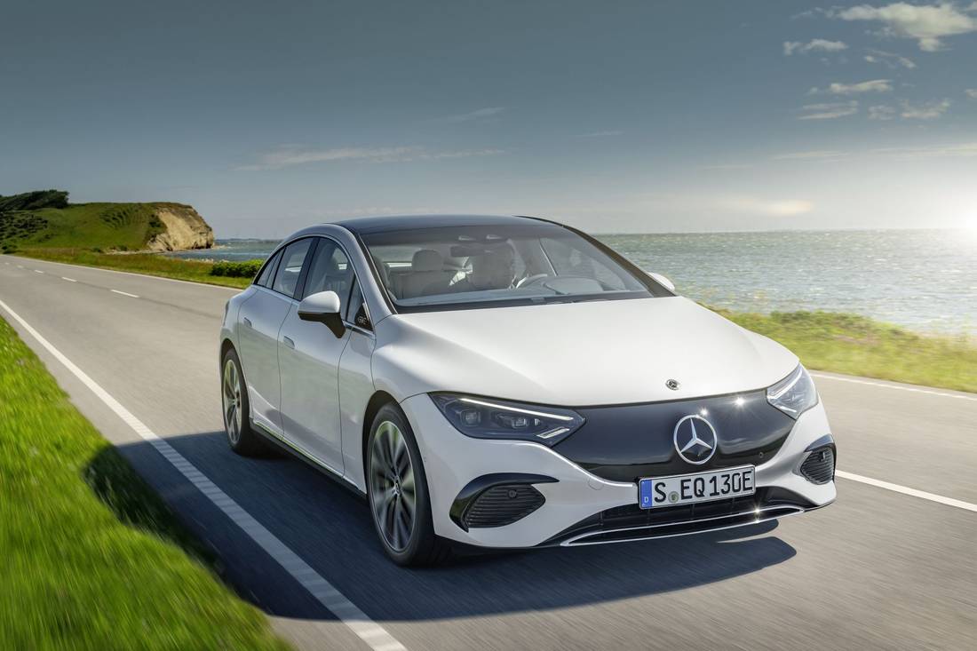 Mercedes_EQE_350__Launch_Edition_bianca_su_strada