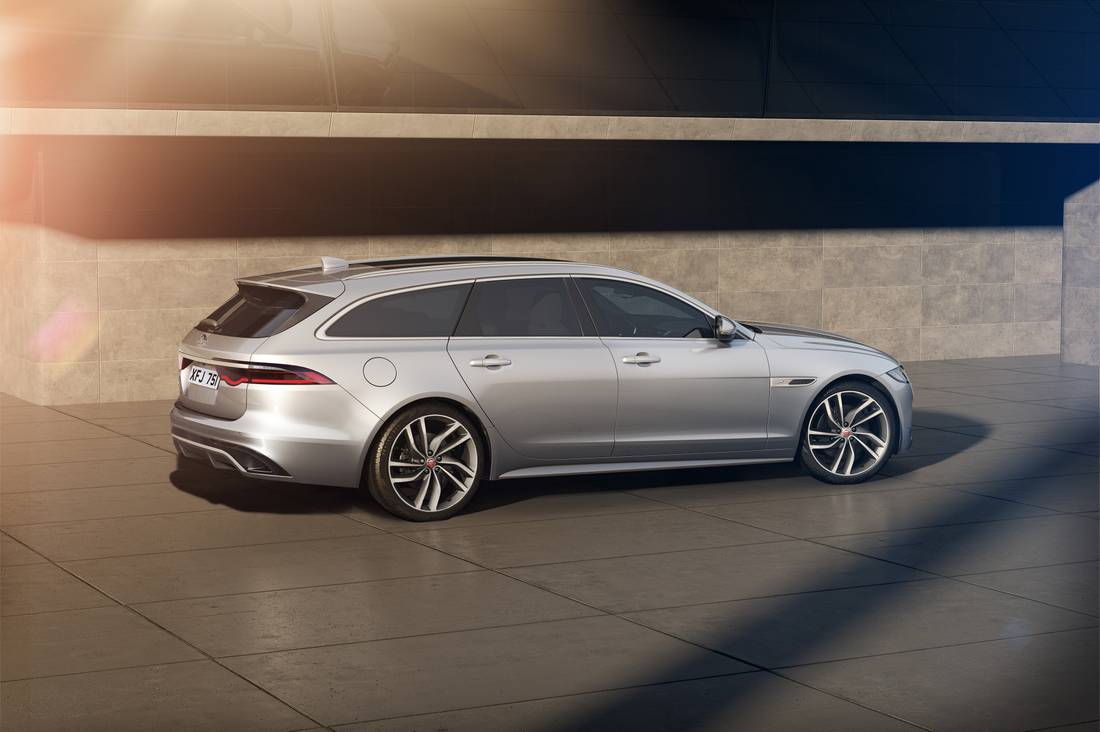 Jag_XF_Sportbrake_22MY_04_R-Dynamic_HSE_Rear_3-4_250821 (1)