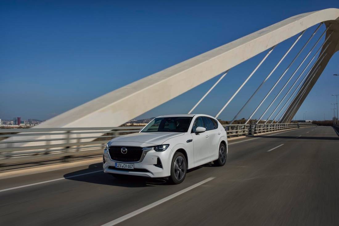 2022_mazda_cx-60_barcelona_rw_act_06_lowres
