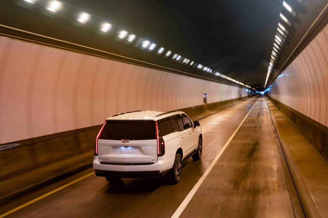 2023-cadillac-escalade-sport-002