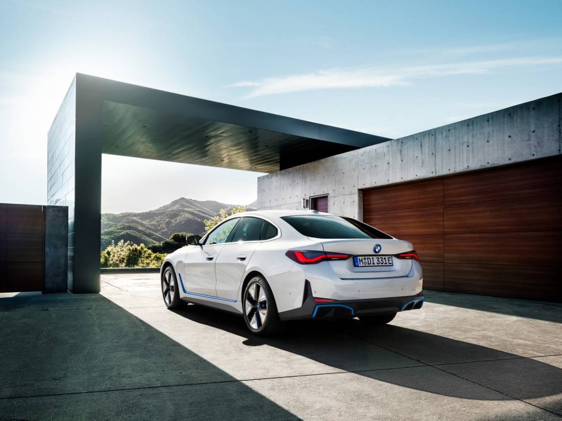 P90423602_highRes_the-bmw-i4-edrive40-