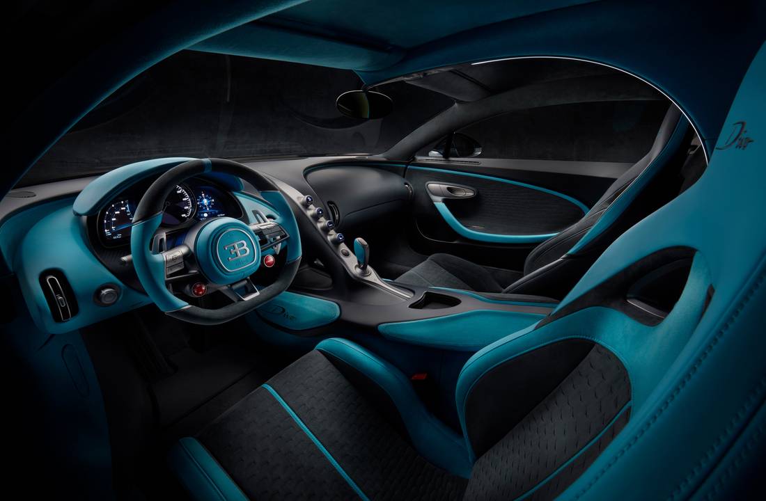 17_bugatti-divo_driver