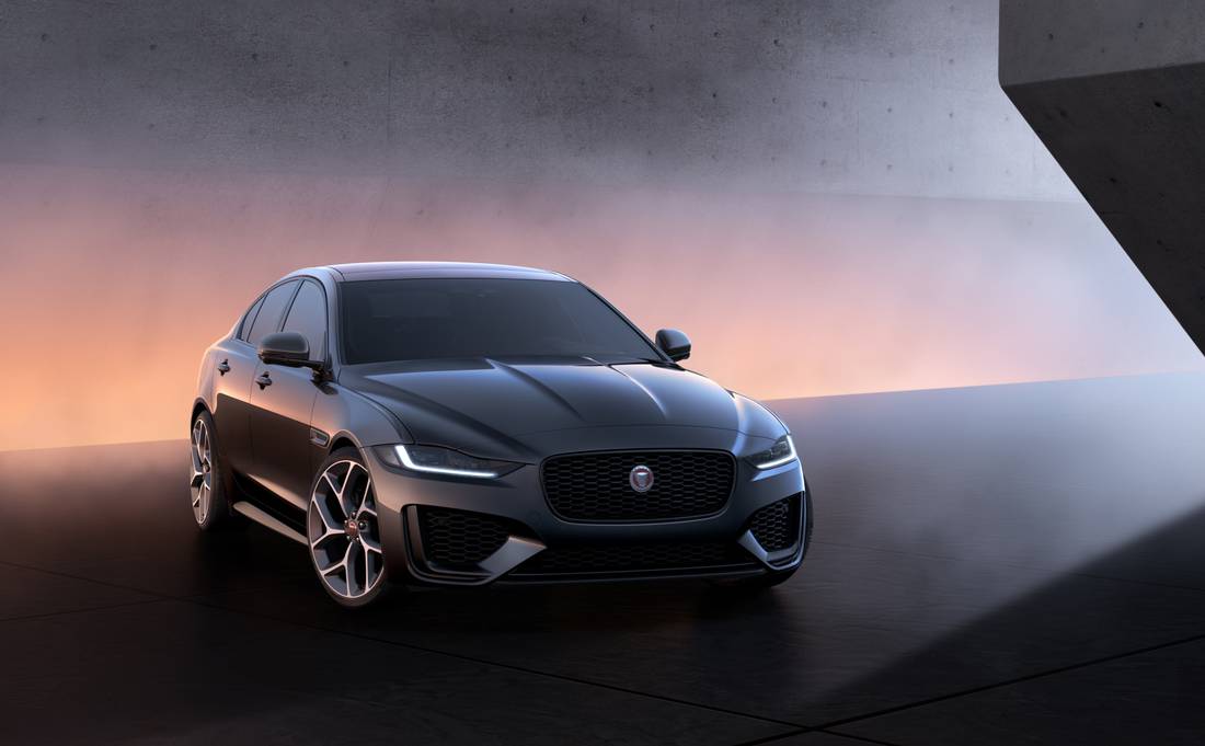 Jaguar_XE_23MY_300_SPORT_Exterior_Front_3-Quarter_260422