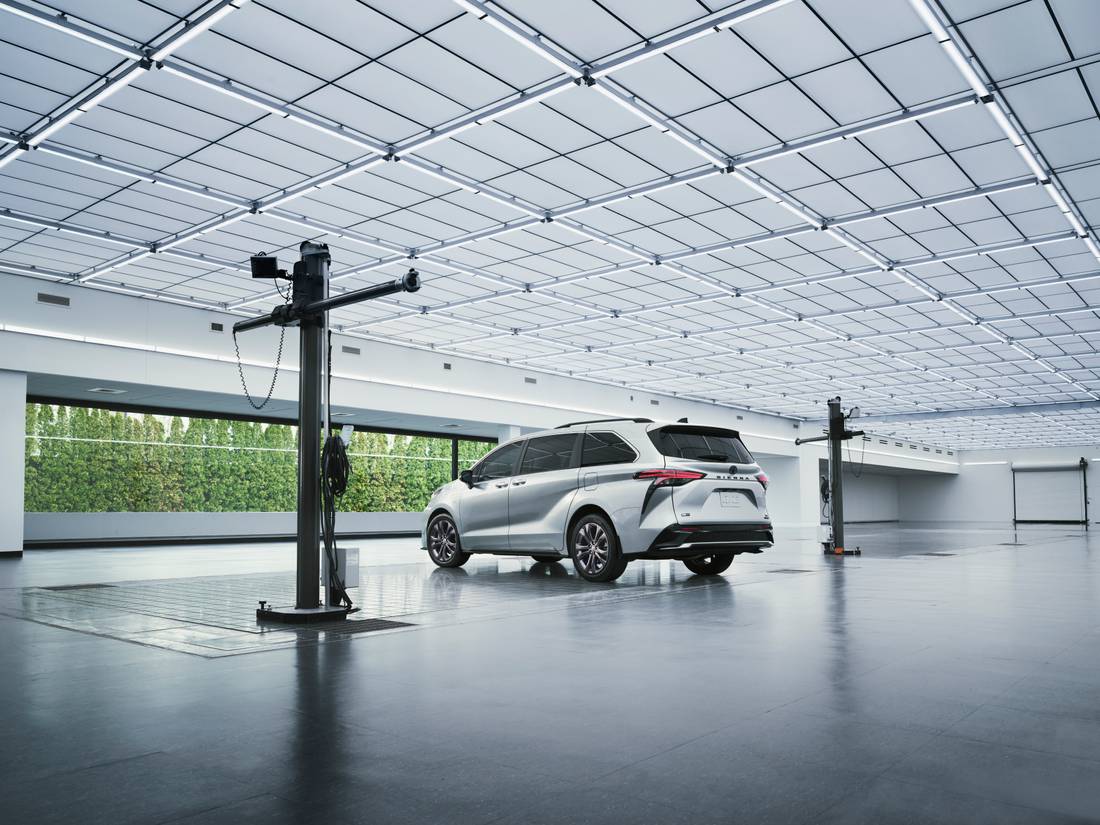 2023_Toyota_Sienna_25th_Anniversary_023