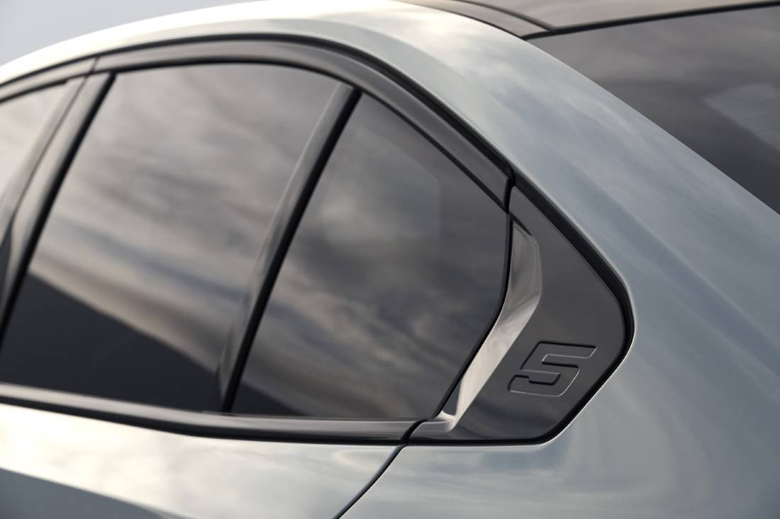 P90505123_highRes_the-new-bmw-i5-edriv