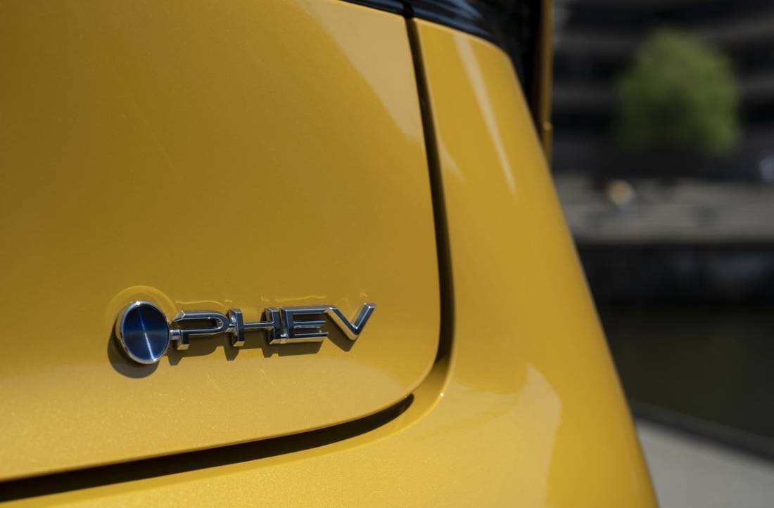 2023+Prius+PHEV+DPL+071