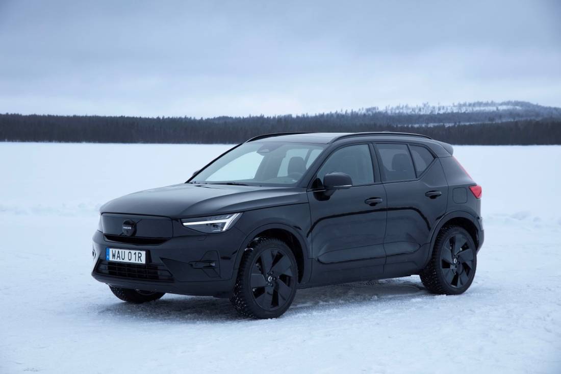 326790_Volvo_EX40_Black_Edition