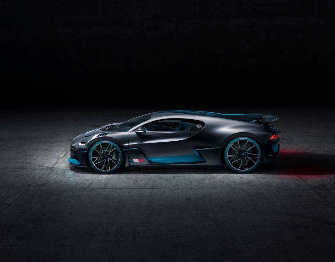 08_bugatti-divo_side-elev