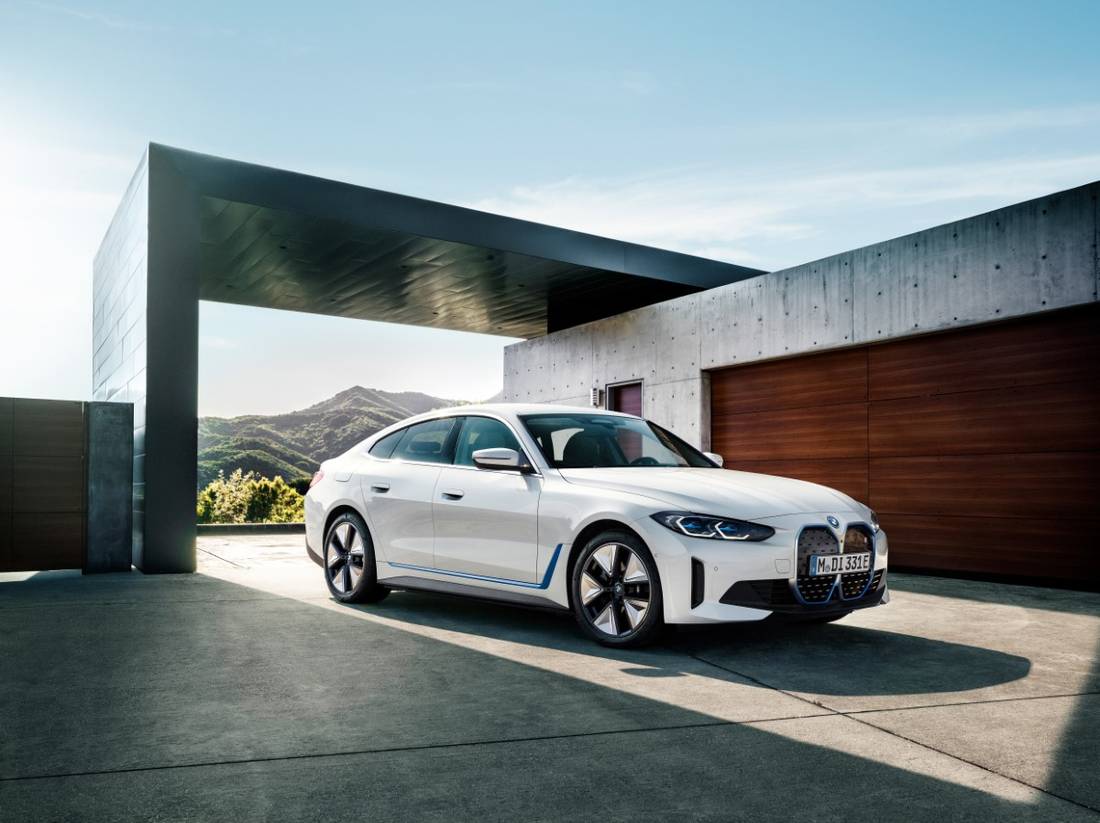 P90423600_highRes_the-bmw-i4-edrive40-